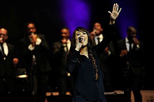 「ZAZ、30人ものビッグ・バンドと共に新作『PARIS』を初披露」