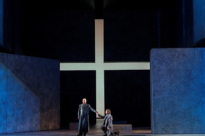 16世紀スペイン宮廷を舞台に愛と哀しみが交錯する歴史オペラ『ドン・カルロ』新国立劇場にて開幕