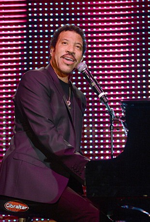 「英国の大型ロックフェス【グラストンベリー】 来年はライオネル・リッチー初出演」