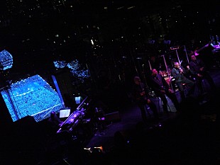 「聖霊たちが舞い降りる夜に美しいファルセット・コーラスを身体の芯まで染み込ませて。スタイリスティックスの温もり溢れる美声に、心も身体も暖まる大切な人とのクリスマスを」