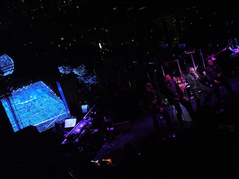 「聖霊たちが舞い降りる夜に美しいファルセット・コーラスを身体の芯まで染み込ませて。スタイリスティックスの温もり溢れる美声に、心も身体も暖まる大切な人とのクリスマスを」1枚目/6