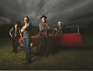 「【インタビュー】ドゥービー・ブラザーズが現代カントリー界のトップ・アーティストと名曲の数々を共演。新作『サウスバウンド』をギタリスト、ジョン・マクフィーが語る」