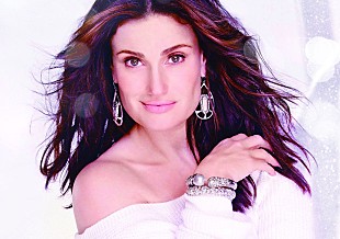 「イディナ・メンゼル “アナ雪”の本家エルサ役が紅白でスペシャル・メドレーを披露」