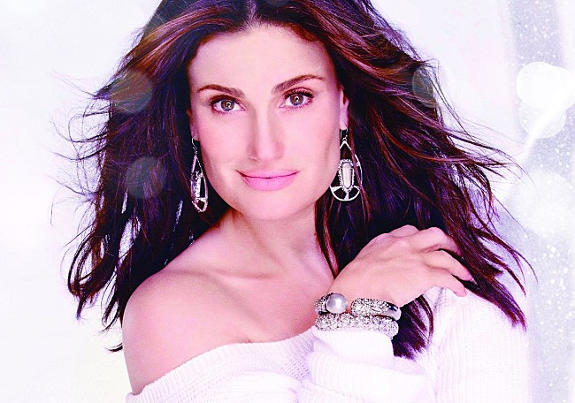 「イディナ・メンゼル “アナ雪”の本家エルサ役が紅白でスペシャル・メドレーを披露」1枚目/2