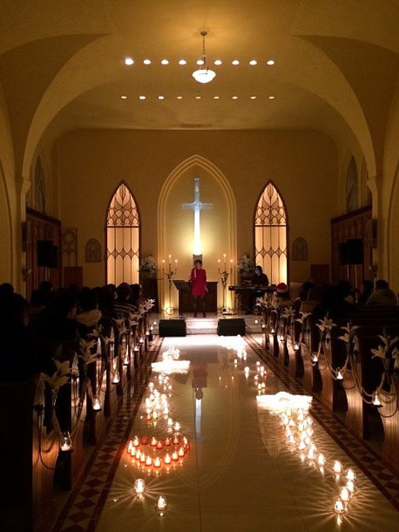 「AZU 聖夜に教会でSPECIAL LIVEを遂行「ALL I WANT FOR CHRISTMAS IS YOU」カバー熱唱」1枚目/5