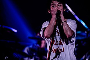 「UVERworld 7年連続クリスマスライブで武道館を揺らす大合唱」