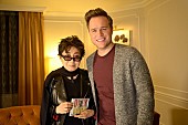 「オリー・マーズ、NYでオノ・ヨーコと初対面　オノの口から語られる英詞版「上を向いて歩こう」の誕生秘話も」1枚目/2