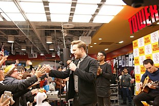 「オリー・マーズがフリーライブ&amp;サイン会　「上を向いて歩こう」英詞カヴァーも披露したエンタメ精神凝縮の夜」