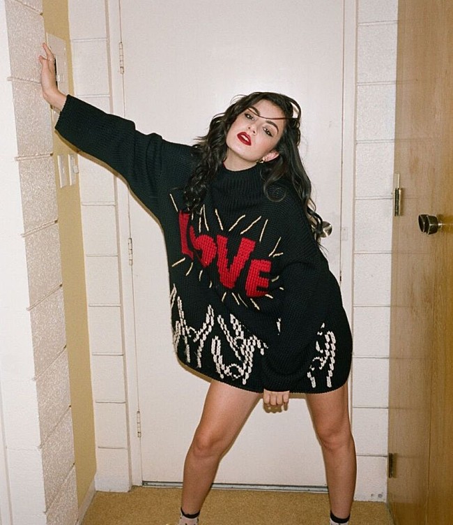 「チャーリー・XCX 「ブーム・クラップ」の日本語版を含む新作アルバム『SUCKER』国内盤をリリース」1枚目/4