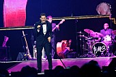 「マイケル・ブーブレ 待望の初来日公演で魅せた圧巻の歌唱力とパフォーマンスに拍手喝采」1枚目/5