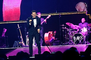 「マイケル・ブーブレ 待望の初来日公演で魅せた圧巻の歌唱力とパフォーマンスに拍手喝采」