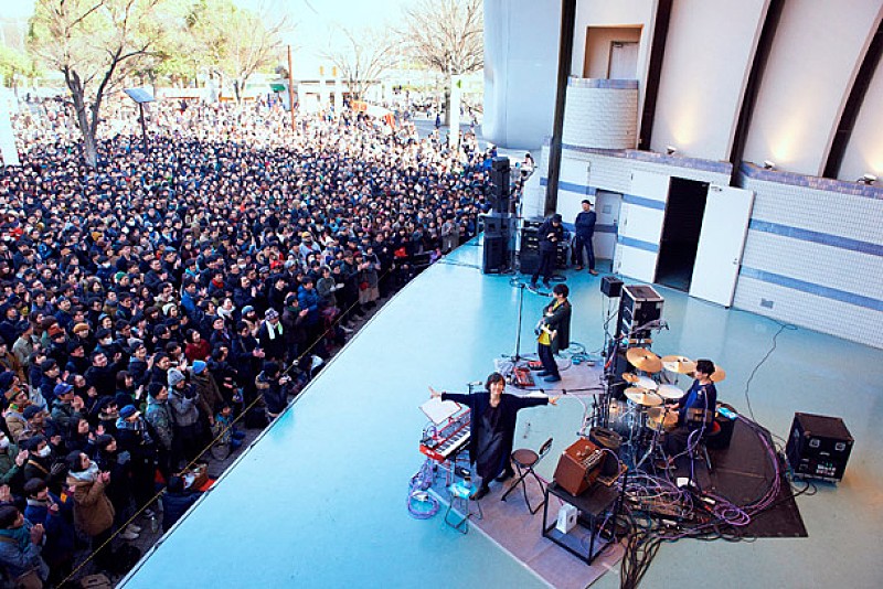 「クラムボン 8年ぶりフリーライブで新アルバム『triology』リリース発表」1枚目/4