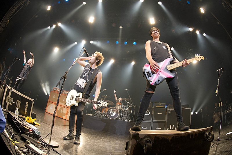 「5SOS 「今日のライヴは今までで一番！」ファイヴ・セカンズ・オブ・サマーが初単独公演で1400人を魅了」1枚目/2