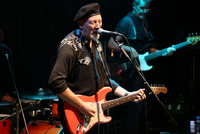 「リチャード・トンプソン　全身に染み渡る魔法のようなギター・プレイと燻し銀の歌。余裕綽々で紡ぐリチャードのブリティッシュ・ミュージックに浸る夕べ。」1枚目/6