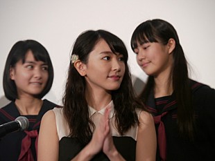 「新垣結衣主演映画『くちびるに歌を』初日舞台挨拶で「私も辛くなったらこの映画を観て勇気を貰いたい」」