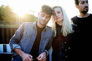 「Album Review：「ジアゼパム（抗不安薬）を服用したビー・ジーズ」を自称するオール・ウィー・アーがもたらす音楽体験」