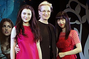 「神田沙也加がメリル・ストリープとリラ・クロフォードの前で生歌披露」