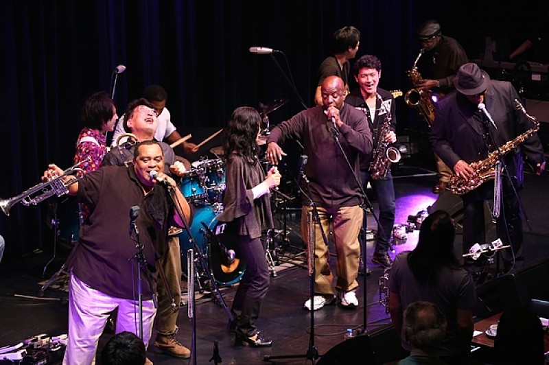 「心沸き立つカーニヴァルの喧騒へ。ダーティ・ダズン・ブラス・バンドのニューオリンズ・ミュージックにノックアウトされる早春の宵」1枚目/14