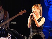 「AZU 今は亡きホイットニー・ヒューストンへの想い込めた「I Will Always Love You」熱唱 PREMIUN LIVEで唸らせる」1枚目/8