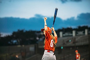 「片平里菜 プロ野球中継テーマソング配信スタート「躍動的で疾走感のある野球中継にぴったりな曲です」」