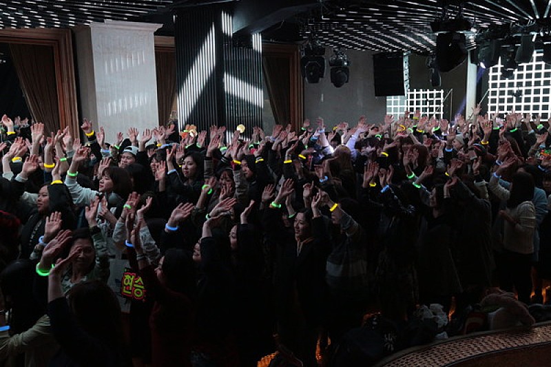 「3月16日に行なわれたファン300名が参加したリリックビデオ撮影会での写真01」2枚目/4