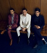 「QOTSAマイケル率いるミニ・マンションズ　アレックス・ターナー＆ブライアン・ウィルソン参加の新作AL『ザ・グレート・プリテンダーズ』発売」1枚目/2