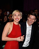 「マイリー・サイラス、交際していたシュワちゃんの息子と破局か」1枚目/1