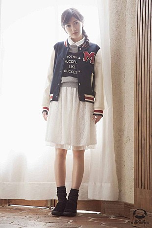 「渡辺麻友、『戦う！書店ガール』主題歌が約2年ぶりソロシングルに　様々なスタイルにまゆゆが挑んだ「ファッションBOOK」盤も」