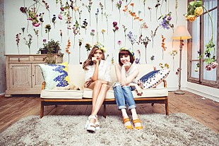 「カーリー×ローラ、「アイ・リアリー・ライク・ユー」のスペシャル・コラボMVが完成」