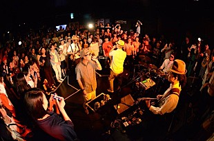 「韻シスト初の360°ライブ、全角度に向け発信する「俺らは生のHIPHOPバンド」」