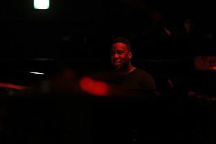 「ロバート・グラスパー・エクスペリメント大阪公演初日レポート　グラミー賞R&amp;B部門も2度制してきたジャンルレスな現在進行形ジャズ」