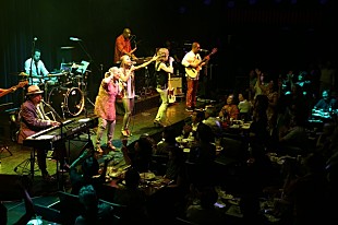 「もはや夏の風物詩になったセルジオ・メンデスの陽気なステージ。今夜は華やかなサンバのリズムに乗って、楽しくステップを踏んで。」