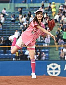 「乃木坂46白石麻衣 ノーバン投球成功 ヤクルトのライアン小川投手直々指導」1枚目/7