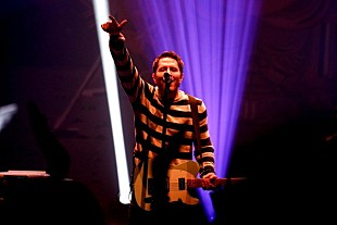 「アウル・シティー、『モバイル・オーケストラ』のジャケットをバックに全公演完売の来日公演が終了」