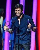 「エンリケ・イグレシアス、ドローンで切った指が完治しない可能性も」1枚目/1