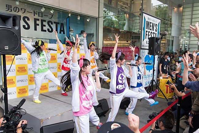 「チームしゃちほこ、自転車に乗って名古屋を横断＆パルコ前でゲリラライブも実施「サカエスプリングのつなぎで」」1枚目/7