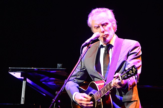 「梅雨のしっとりした季節に聴くJ.D.サウザーの繊細な歌声。今宵は彼のロマンティックな歌の世界に静かに身を委ねて――。」1枚目/7