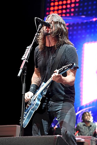 「フー・ファイターズ、デイヴ・グロールの手術により残りの欧州ツアーを全キャンセル」