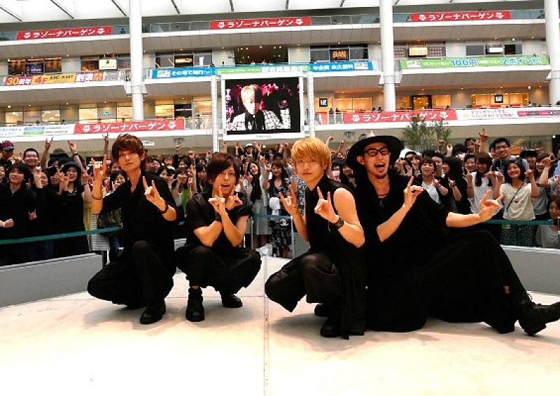 「ガムを噛んでいる噂のバンド、Thinking Dogsがデビュー記念ライブ開催」1枚目/6