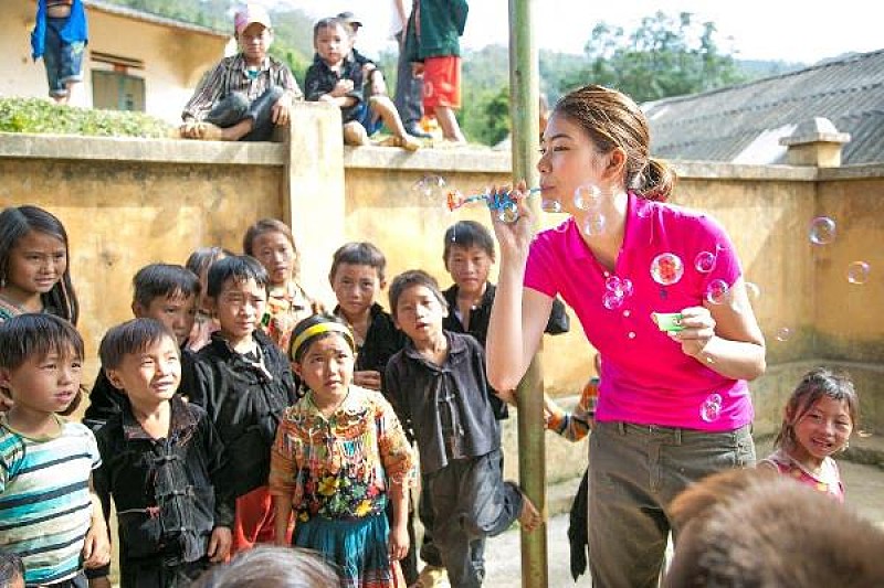 「協力/25ans 2015年１月号「チャリティ白書」（ハースト婦人画報社）　撮影/Mayumi Rui (NOIR)　
」2枚目/3