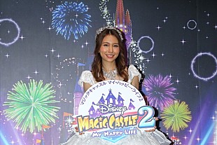 「May J. ゴージャスなドレス姿で『ディズニー マジックキャッスル』テーマソング初披露」