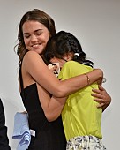 「マイア・ミッチェル キュートな笑顔でファンとハグ＆ハイタッチ「みんな最高のファンよ！」」1枚目/7