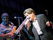 「もはや定番のシックでアダルトなステージ。ボビーのロマンティックな歌声で真夏の宵をゴージャスにくつろいで。」1枚目/6