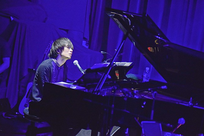 「TK from 凛として時雨がアコースティック編成で恍惚アクト」1枚目/4