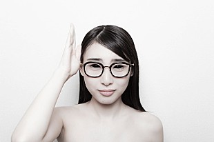 「BiSH 唐突に新メンバー（ハシヤスメ・アツコ/リンリン）発表＆目が黒く塗り潰されたビジュアル公開」