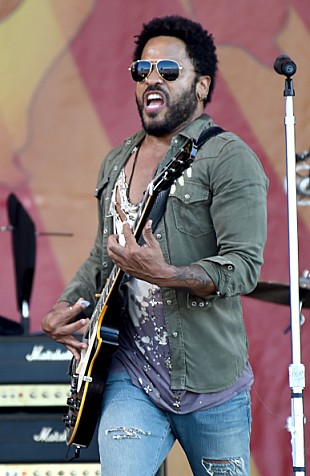 「レニー・クラヴィッツの下半身が露わに……ステージ上でアクシデント」