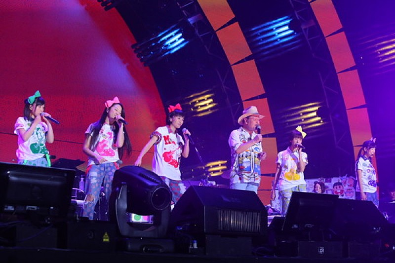 「ももクロとなぎら健壱(Photo:Ayumi Fujita)」2枚目/13