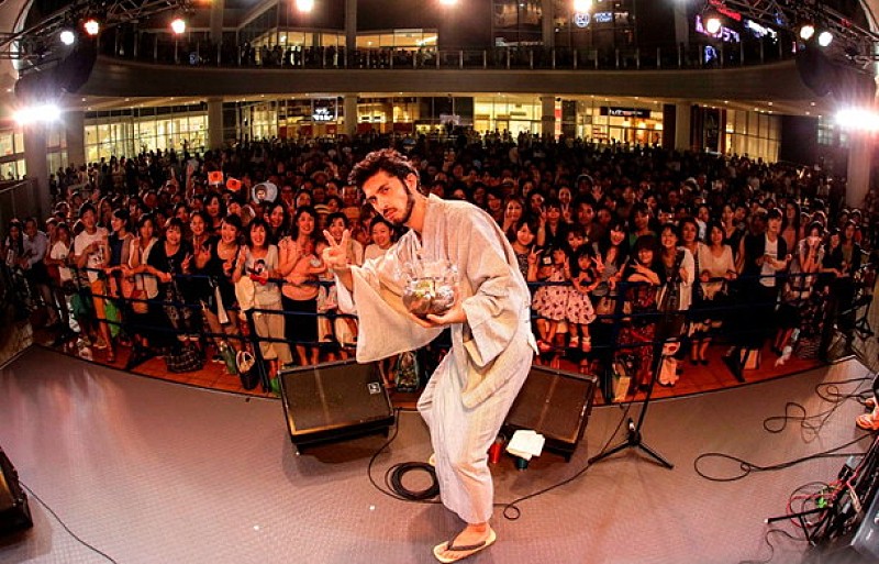 平井堅「平井堅 出生地大阪で新曲初披露 ファンの声に応え飼っている“メダカ”をプレゼント」1枚目/7