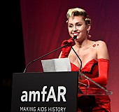 「マイリー・サイラスがトイレ中の自撮り写真を公開」1枚目/1