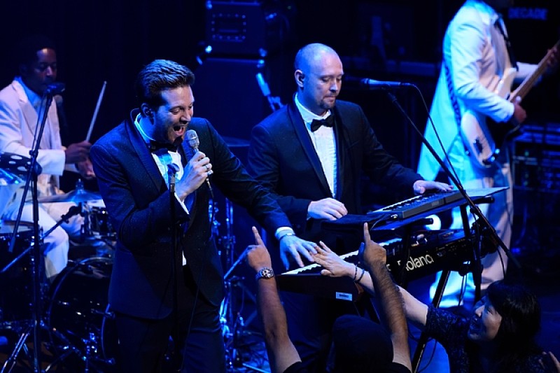 20世紀のダンス・サウンドを確信犯的に演奏し続けたタキシード。彼らのレトロで新しいステージに身も心もリフレッシュして。tofubeatsのオープニングDJプレイリストも公開